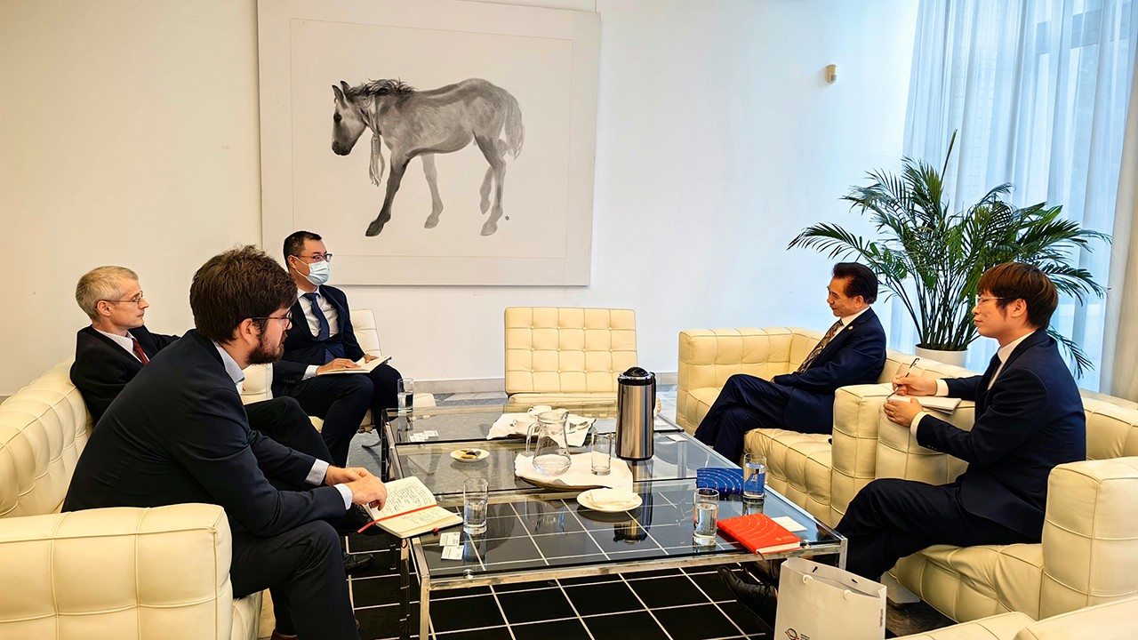 世界物联网大会执委会主席何绪明一行访问捷克驻华使馆