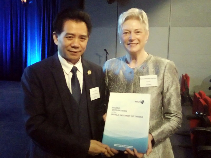 World Internet Of Things Convention Chairman He Xuming and former Netherland Economic Minister Maria Van Der Hoeven