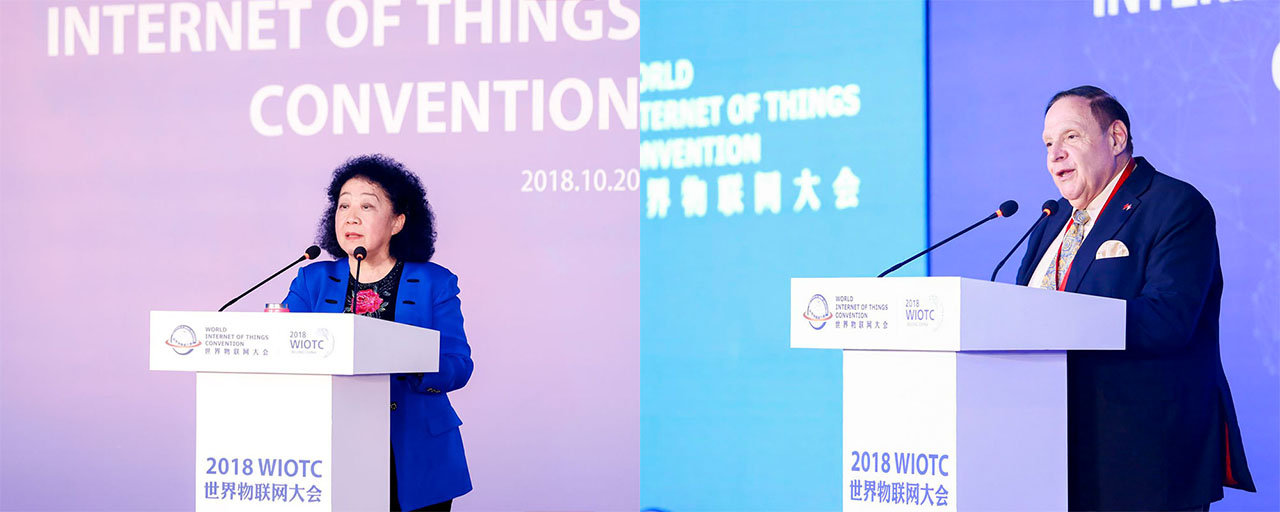 左图:中国物联网商会主席张琪女士讲话;右图:美国原总统顾问Harvey Dzodin先生讲话