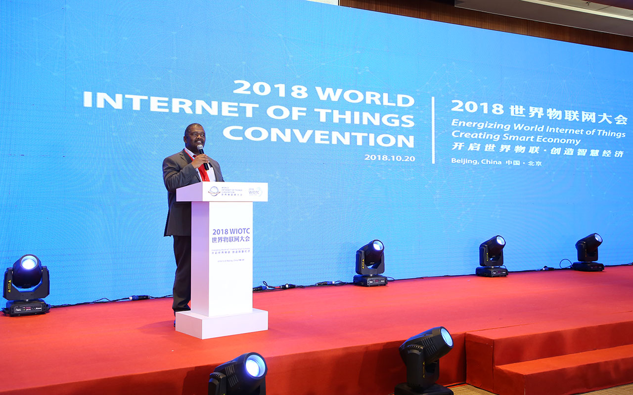 纳米比亚大使馆商务参赞HUMPHREY GEISEB发表演讲